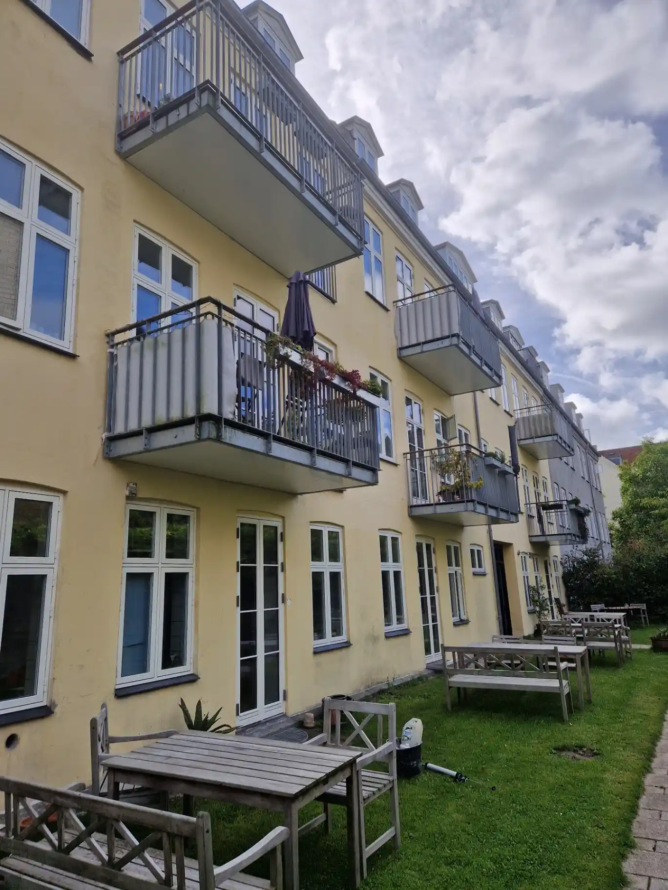 Klassisk ejendom med renoveret facade