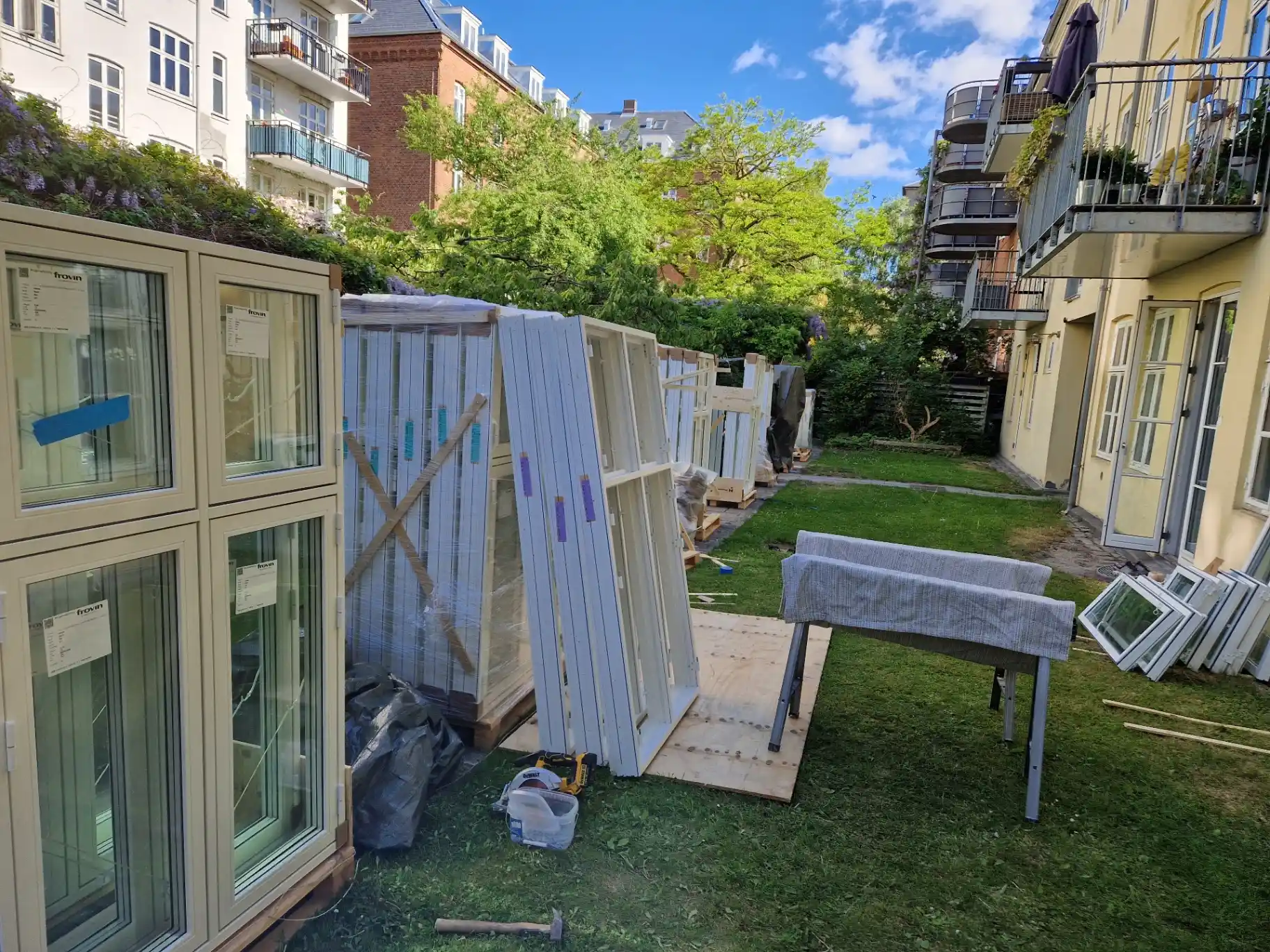 Vinduesparti løftes på plads ved en renovering